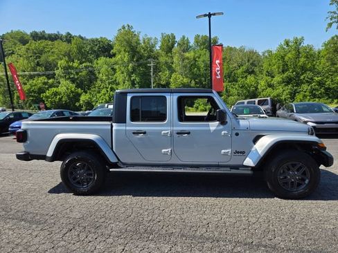 Used 2024 Jeep Gladiator Sport AWD/4WD image 12