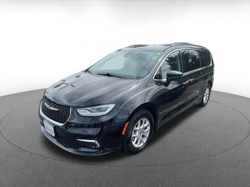 Used 2022 Chrysler Pacifica Touring-L FWD image 2