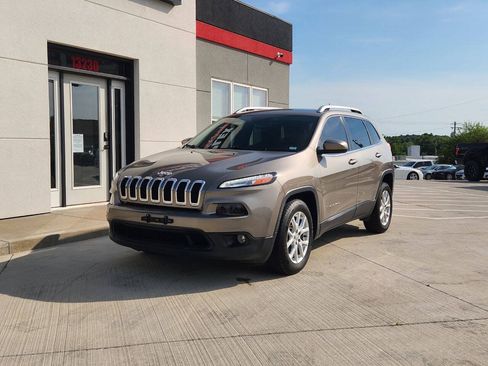 Used 2017 Jeep Cherokee Latitude w/ Comfort & Sound Group FWD image 2