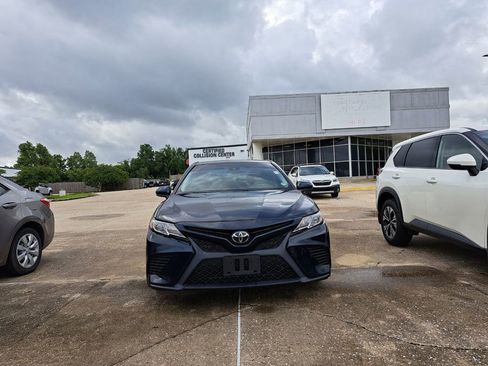 Used 2020 Toyota Camry SE FWD image 2