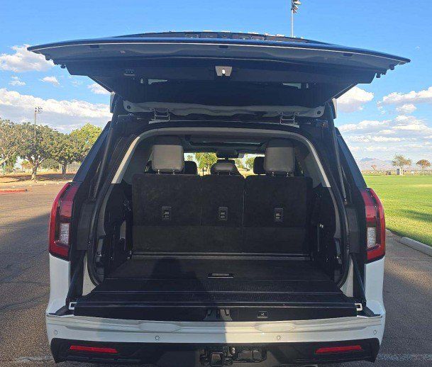 Used 2025 Ford Expedition Active AWD/4WD image 3
