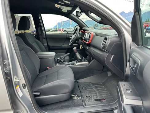 Used 2018 Toyota Tacoma SR image 10