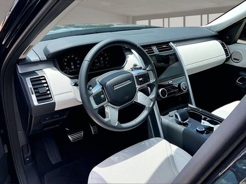 Certified 2025 Land Rover Discovery Dynamic SE AWD/4WD image 13