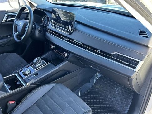 Used 2024 Mitsubishi Outlander SE image 13