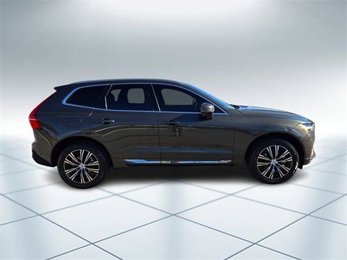 Used 2022 Volvo XC60 B5 Inscription image 3