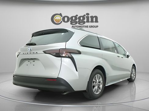 Used 2025 Toyota Sienna XLE image 16