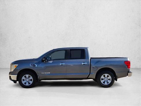Used 2017 Nissan Titan SV image 9