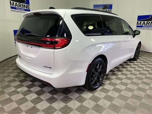 Used 2025 Chrysler Pacifica Limited image 13
