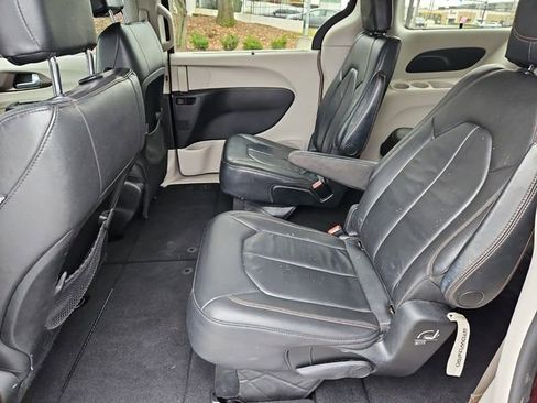 Used 2017 Chrysler Pacifica Touring-L w/ Tire & Wheel Group image 18