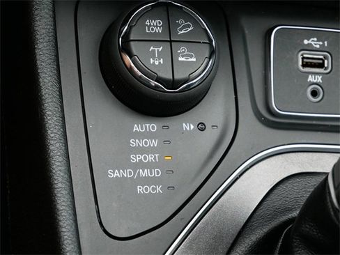 Used 2022 Jeep Cherokee Trailhawk image 24