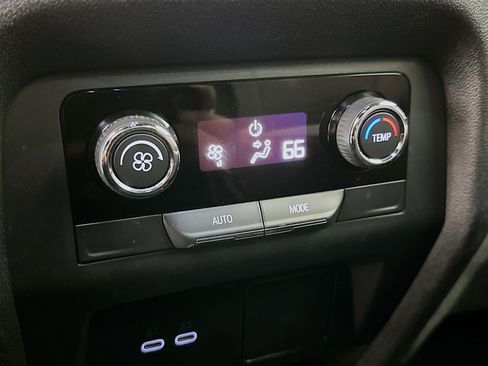 Used 2025 Chevrolet Traverse LT image 27