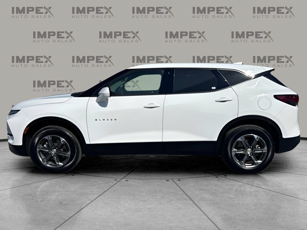 Used 2025 Chevrolet Blazer LT AWD/4WD image 2