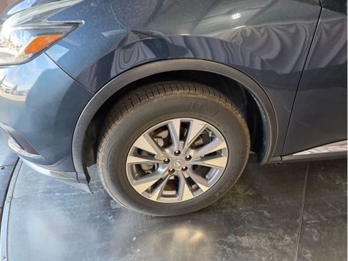 Used 2018 Nissan Murano SV image 3