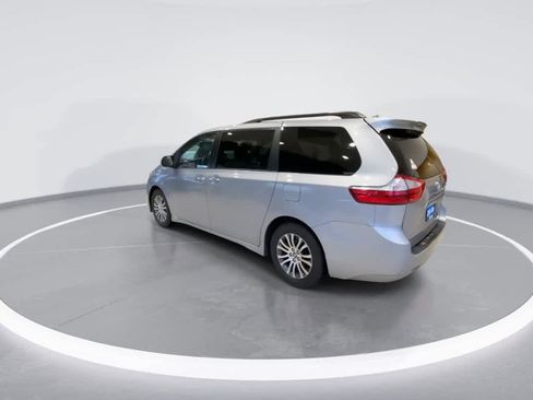 Used 2019 Toyota Sienna XLE image 6
