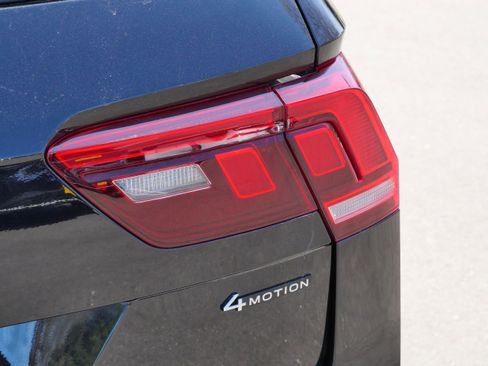 Used 2023 Volkswagen Tiguan SE R-Line AWD/4WD image 17