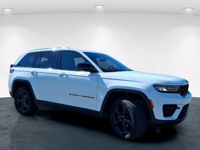 Used 2023 Jeep Grand Cherokee Altitude AWD/4WD image 5