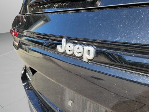 Certified 2025 Jeep Grand Cherokee Laredo w/ Trailer Tow Package AWD/4WD image 31