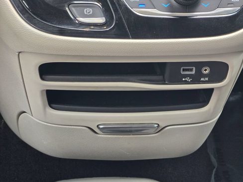 Used 2020 Chrysler Pacifica Touring-L FWD image 34