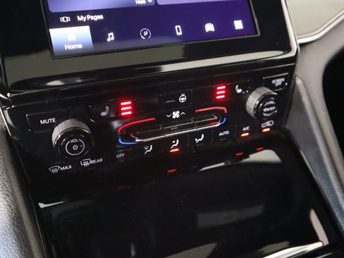 Used 2023 Jeep Grand Cherokee L Laredo image 7