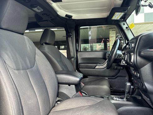 Used 2017 Jeep Wrangler Sport w/ Connectivity Group AWD/4WD image 26