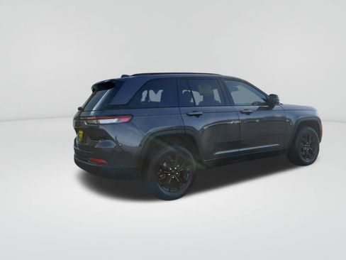 Used 2024 Jeep Grand Cherokee Altitude image 6