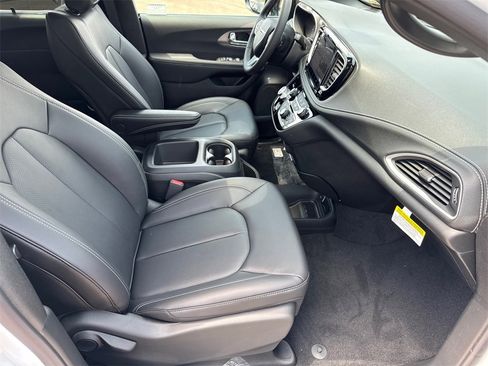 New 2025 Chrysler Pacifica Select image 16