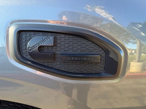 Used 2018 Nissan Titan SV w/ SV Convenience Package image 8