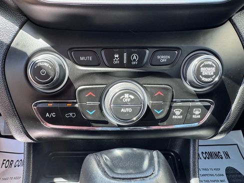 Used 2022 Jeep Cherokee Trailhawk w/ Sound & Nav Group AWD/4WD image 24