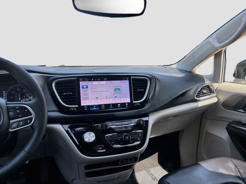 Used 2023 Chrysler Pacifica Touring-L FWD image 15