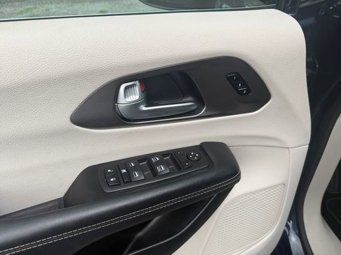 Used 2024 Chrysler Pacifica Touring-L FWD image 18