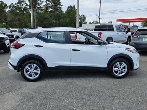New 2025 Nissan Kicks Play S FWD image 11