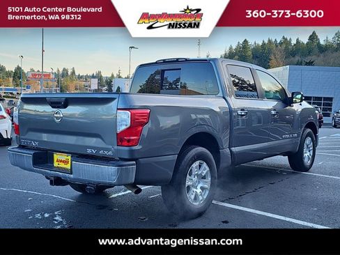 Used 2018 Nissan Titan SV image 5