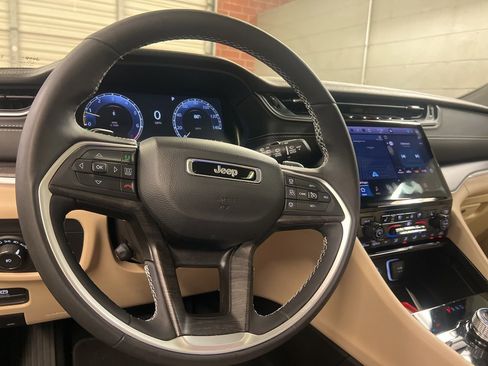 Used 2025 Jeep Grand Cherokee Limited w/ Luxury Tech Group II AWD/4WD image 29
