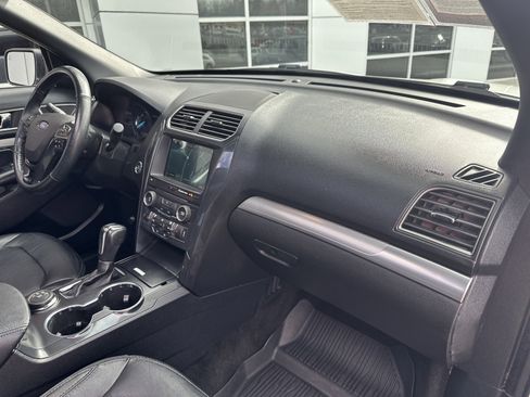 Used 2018 Ford Explorer XLT w/ Equipment Group 202A image 33