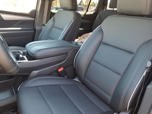 Used 2025 Buick Enclave Preferred AWD/4WD image 11