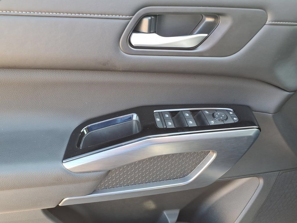 Used 2025 Nissan Pathfinder SL FWD image 15