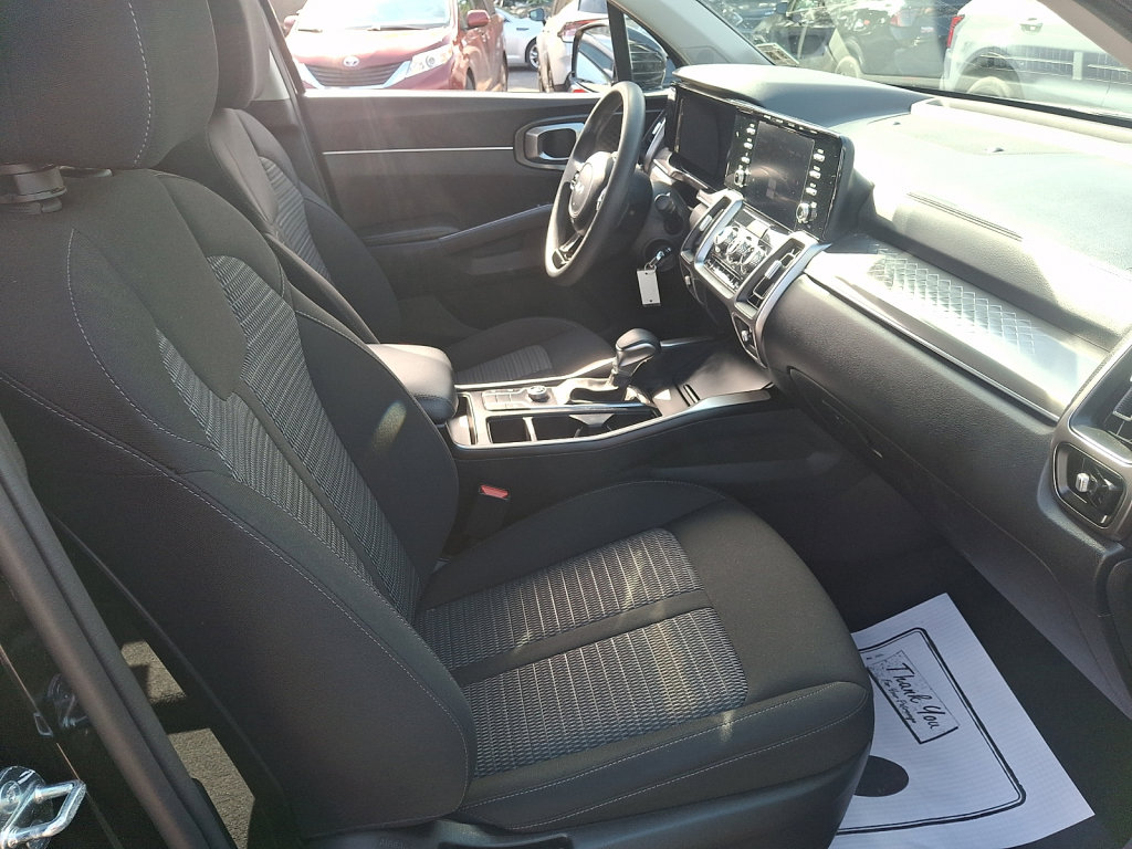 Used 2023 Kia Sorento LX FWD image 11