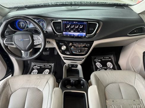Used 2021 Chrysler Pacifica Touring-L FWD image 17