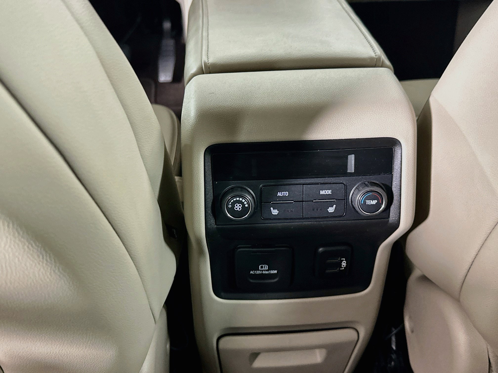 Used 2018 GMC Acadia Denali w/ Technology Package FWD image 28