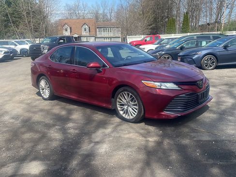 Used 2020 Toyota Camry XLE image 12