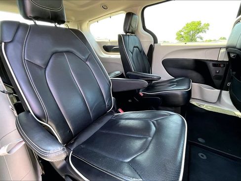 Used 2023 Chrysler Pacifica Limited FWD image 26