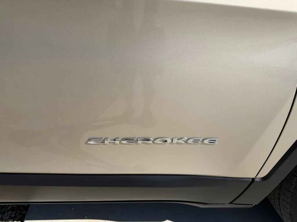 Used 2015 Jeep Cherokee Limited FWD image 10