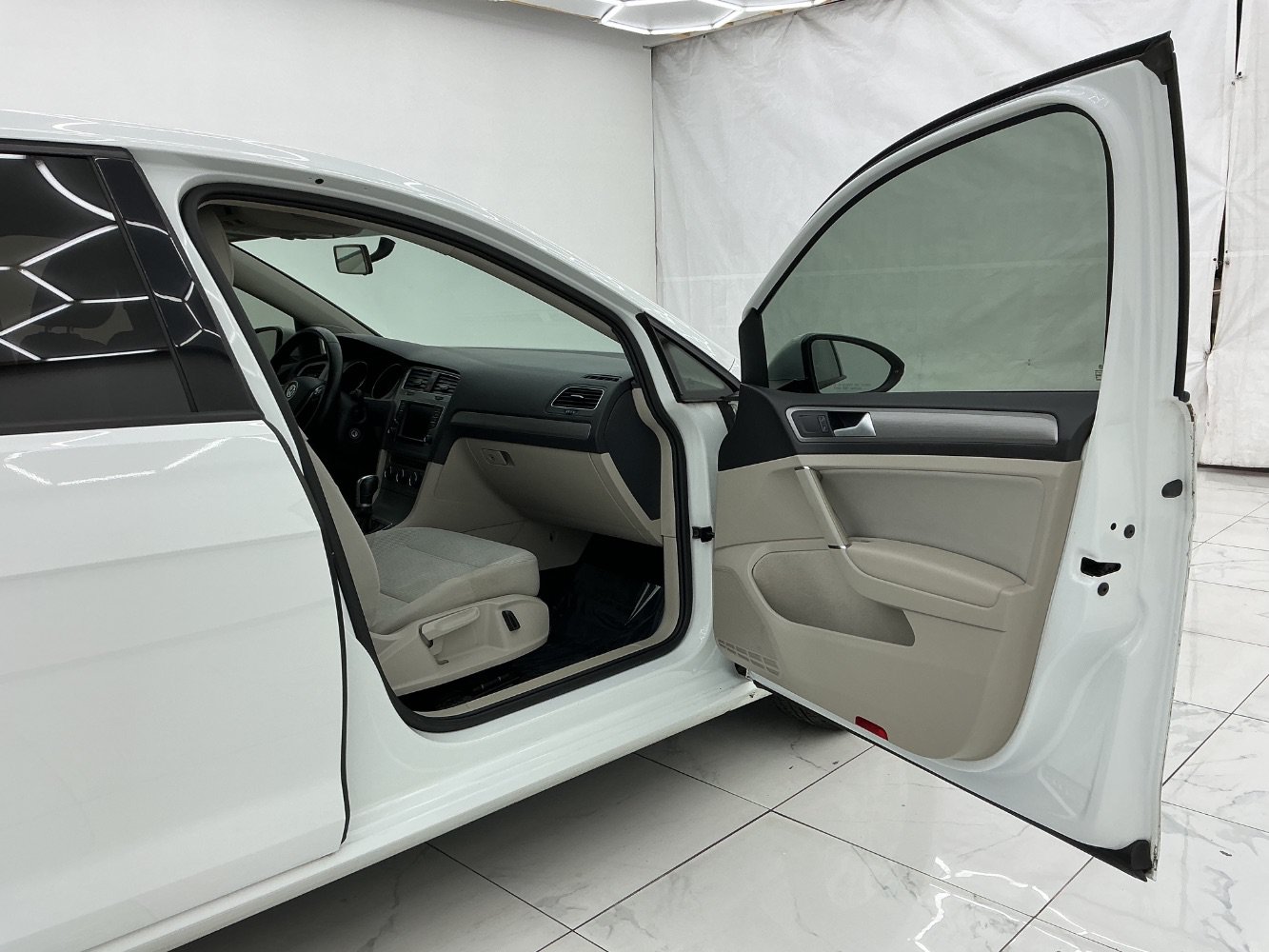 Used 2016 Volkswagen Golf S FWD image 17