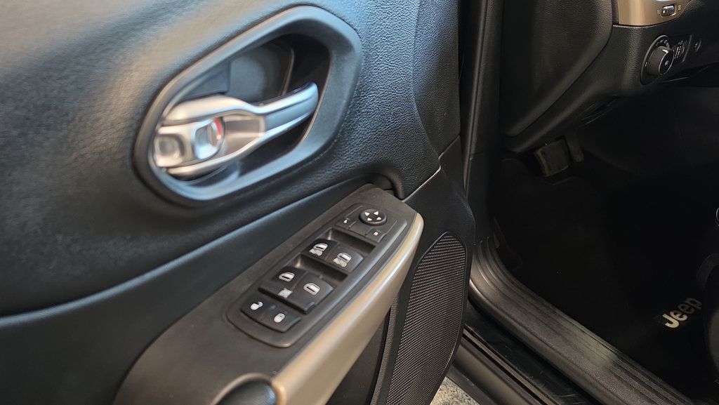 Used 2018 Jeep Cherokee Limited AWD/4WD image 13