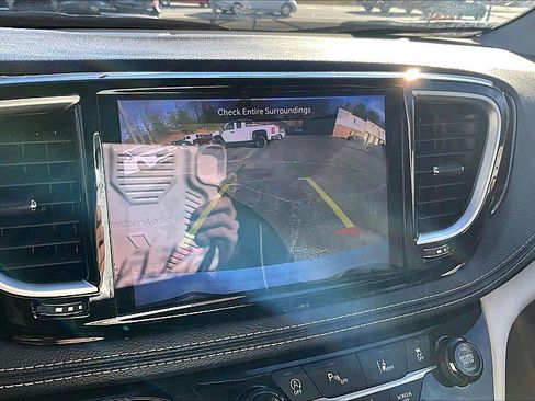 Used 2024 Chrysler Pacifica Limited FWD image 22