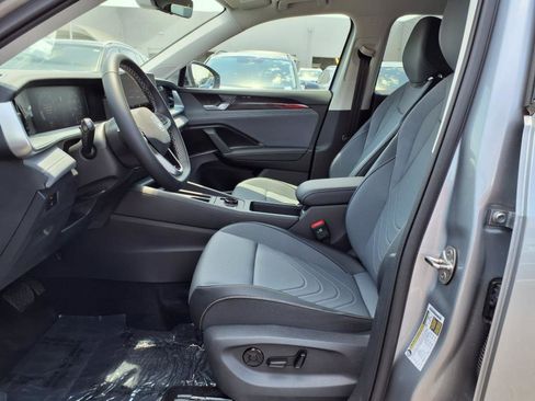 New 2025 Volkswagen Tiguan SE image 9