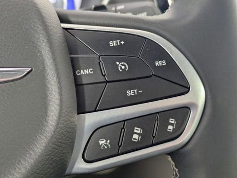 Used 2023 Chrysler Pacifica Touring-L image 14