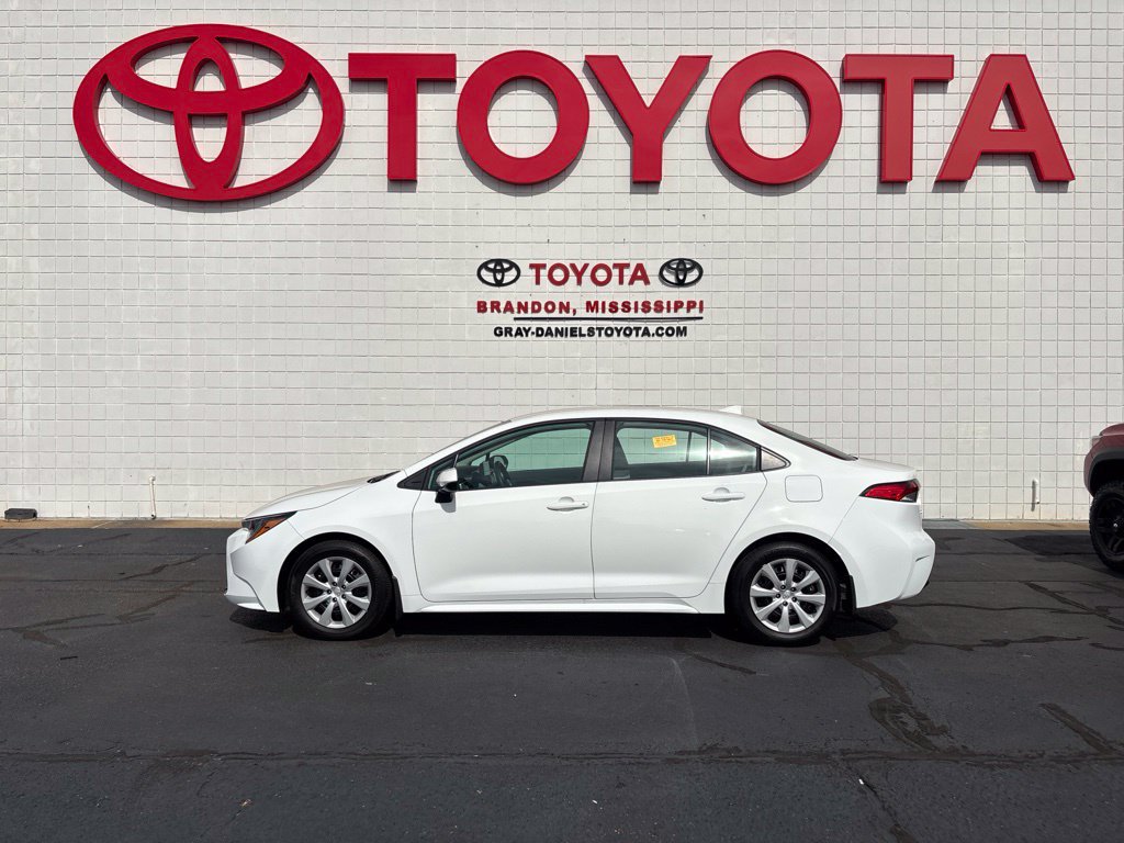 Used 2025 Toyota Corolla LE FWD image 5