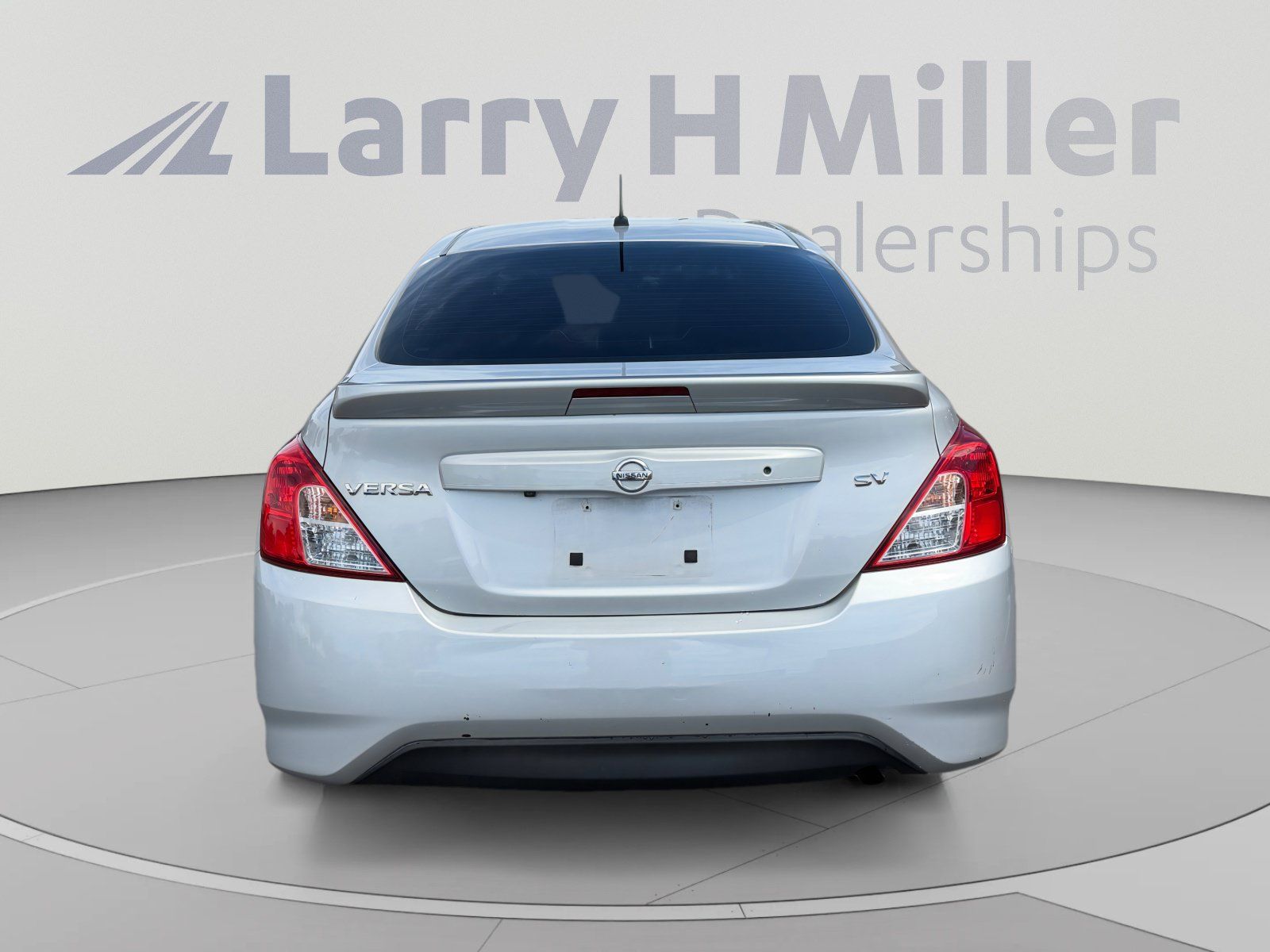 Used 2018 Nissan Versa SV FWD image 4