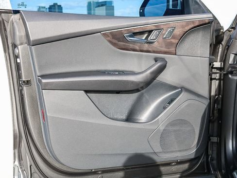 Used 2022 Audi Q8 Premium w/ Convenience Package image 31